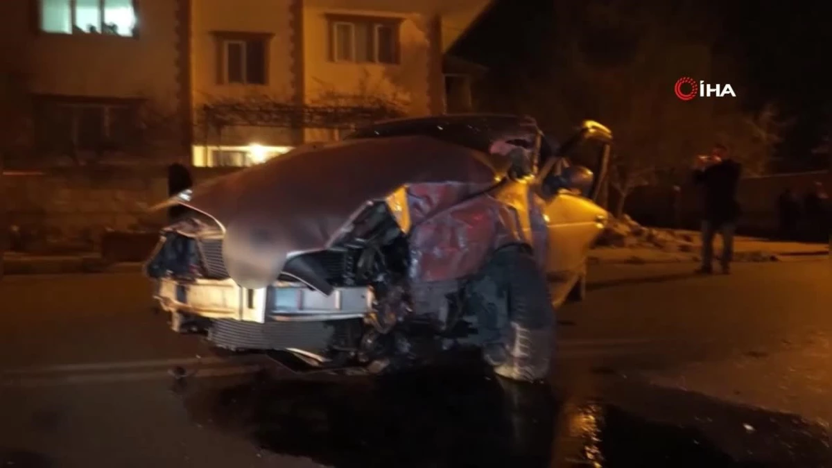 Burdur'da kontrolden çıkan otomobil duvara çarptı: 2 yaralı