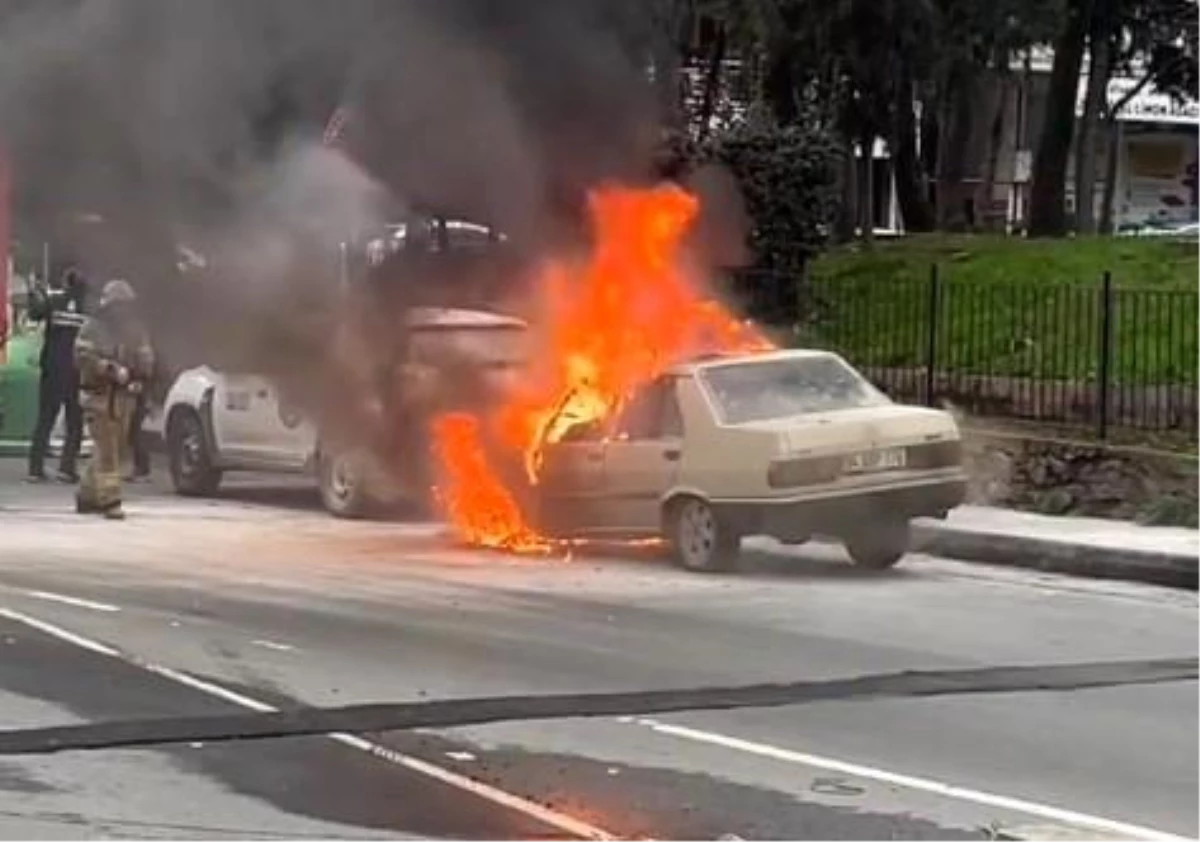 Eyüpsultan'da Park Halindeki Otomobilde Yangın Çıktı