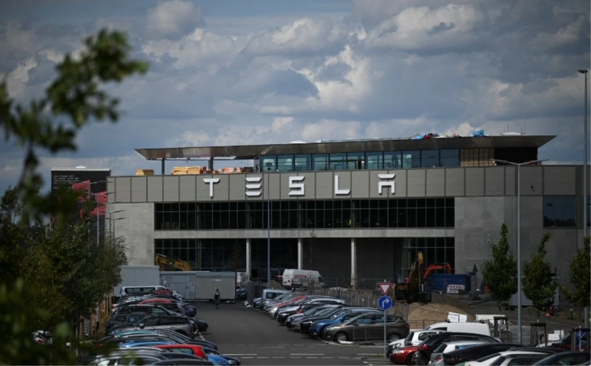 Kızıl Deniz'deki çatışmalar nedeniyle parça tedarikinde gecikme yaşayan Tesla, Berlin'deki fabrikasında üretimi iki hafta durdurma kararı aldı