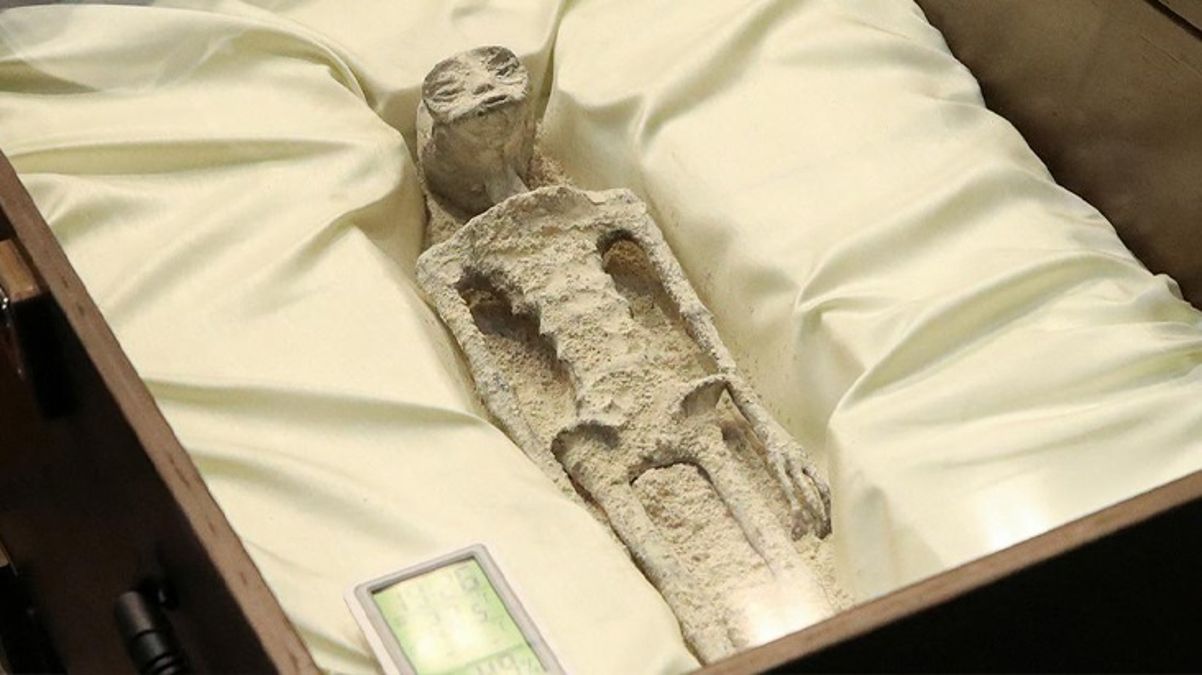 Meksika Kongresi'nde 1000 yaşında oldukları tahmin edilen uzaylılara ait cesetler sergilendi