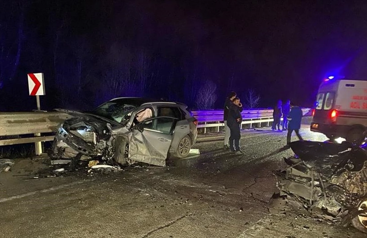 Sinop'ta Otomobil Kazası: Bir Ölü, Bir Yaralı