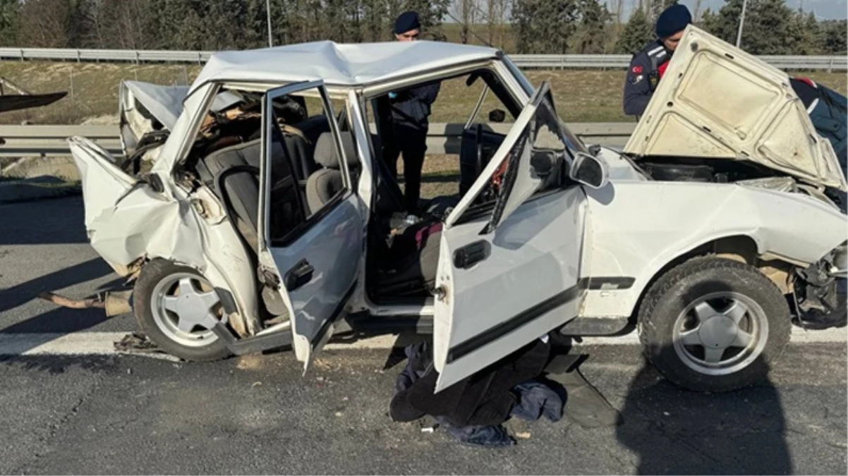 TEM Otoyolu'nda korkunç kaza! Bariyerlere çarpan otomobildeki 3 kişi hayatını kaybetti