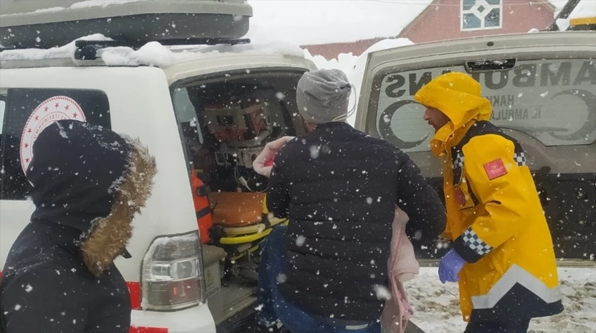 Yüksekova'da kardan kapanan köyde baygınlık geçiren çocuk hastaneye ulaştırıldı